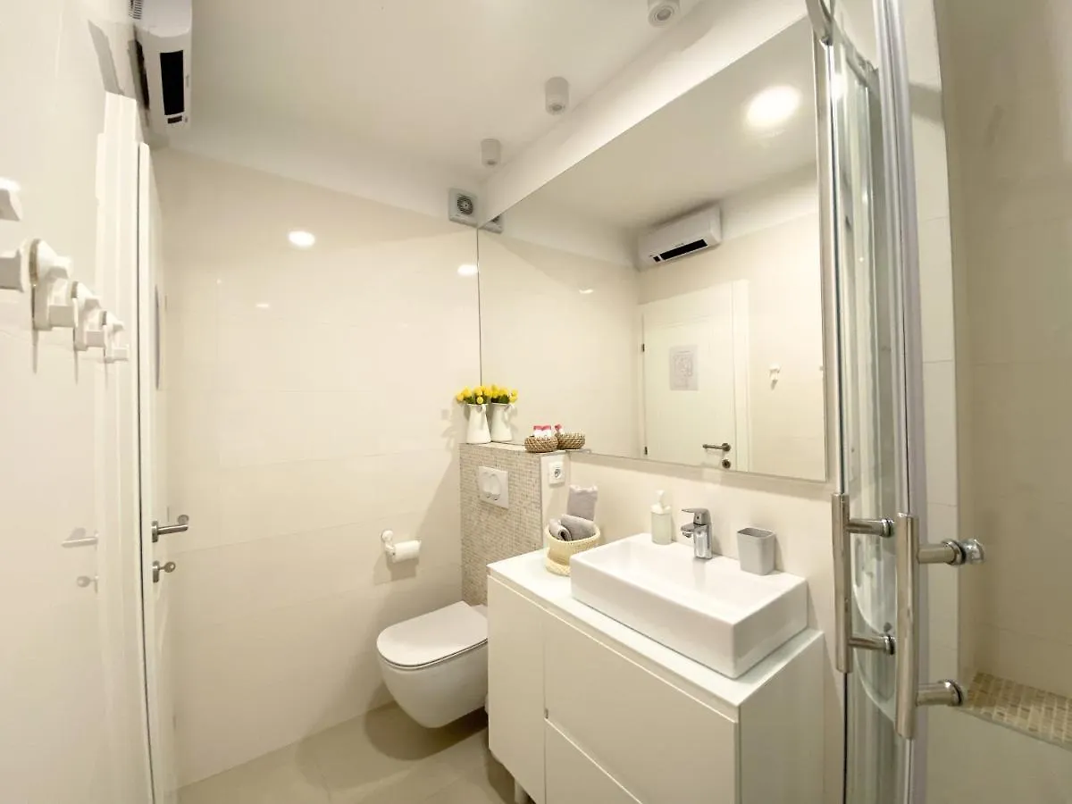 White 5 Apartment Split 0*,